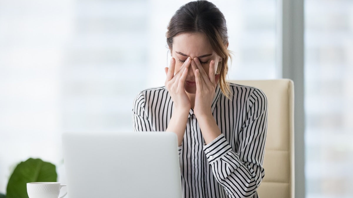 Femme d'affaires fatiguée, massant les yeux, sensation de fatigue, maux de tête, soulageant la douleur