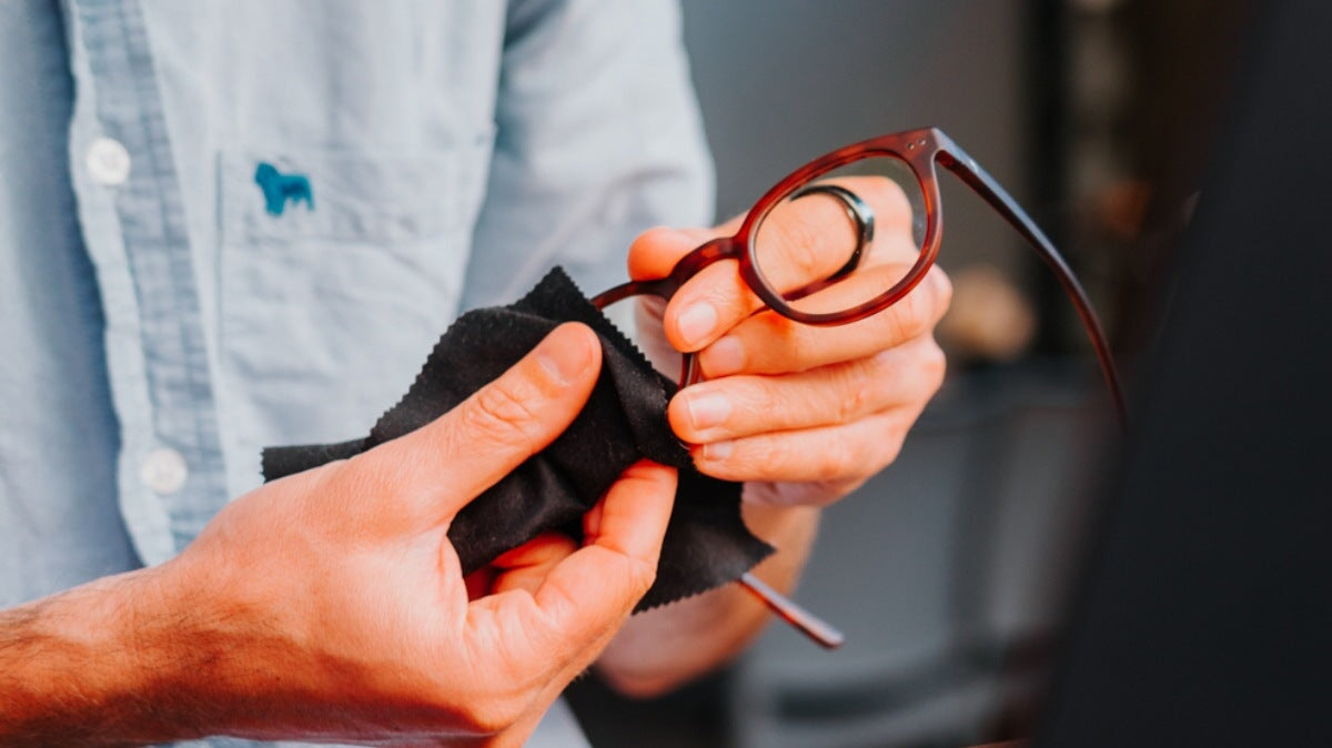 un homme nettoyant ses lunettes Horus X