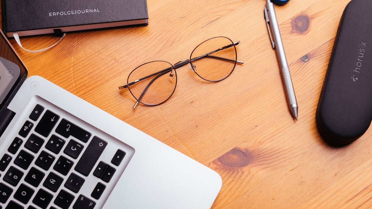 une paire de lunettes Horus X sur un poste de travail