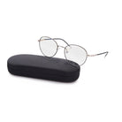 Lunettes anti lumière bleue rondes aux branches marrons, en métal argenté, de 3/4 sur fond blanc sur leur étui solide arrondi.