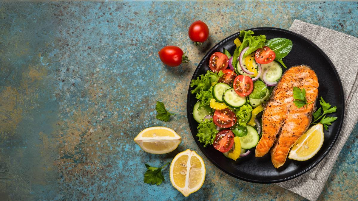 Bol de patate douce rôtie au four, salade, saumon, carottes, citron au romarin et thym