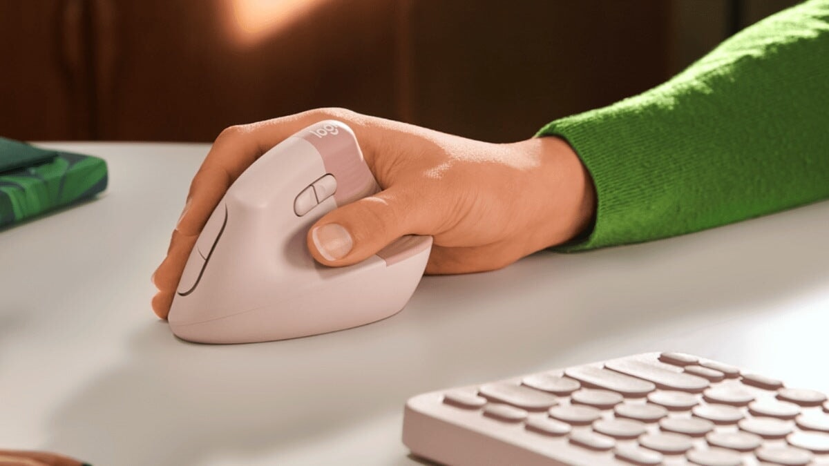 Bonne position souris ergonomique femme sur son bureau blanc
