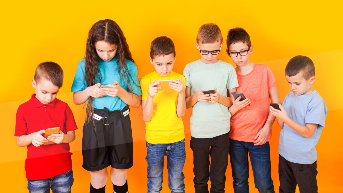 groupe d'enfants avec leurs téléphones portables