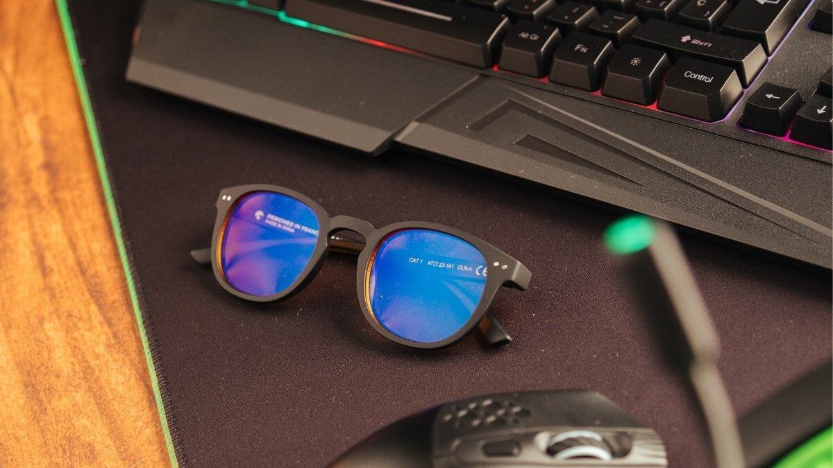 les lunettes de jeu horus x sur la table, avec une souris et un clavier