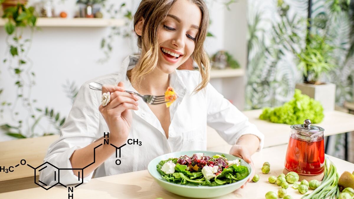 une femme avec des aliments verts sains