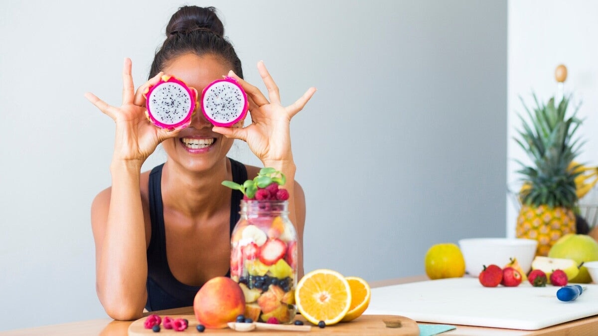 une femme avec des fruits du dragon dans les yeux