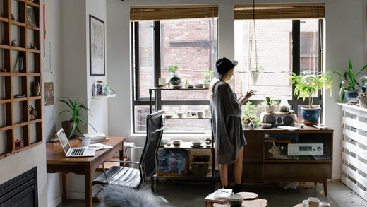 une femme debout dans son bureau à domicile