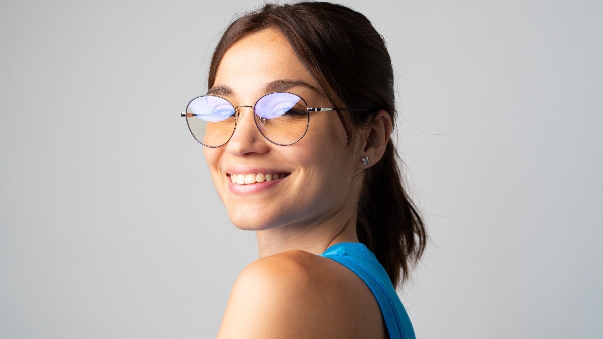 une femme portant des lunettes Horus X