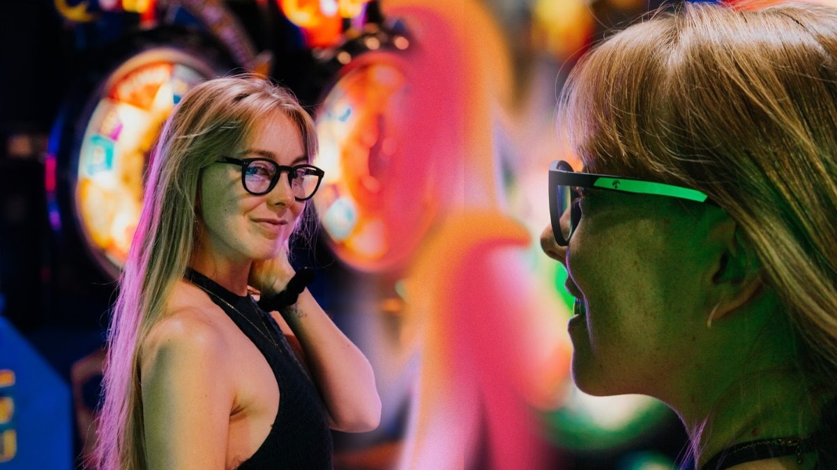 une femme portant des lunettes de jeu Horus X