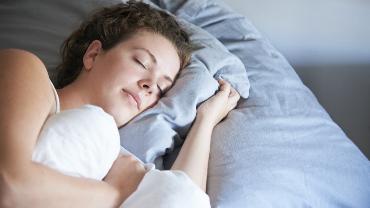 une femme qui dort dans son lit