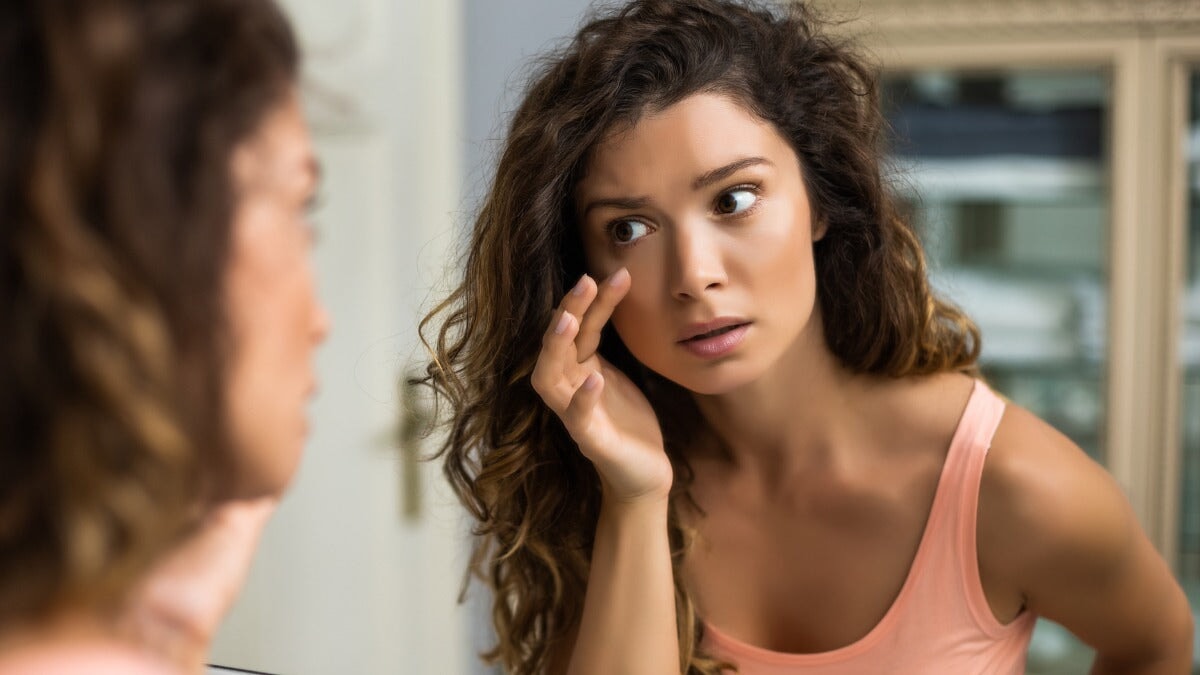 une femme se regardant dans le miroir