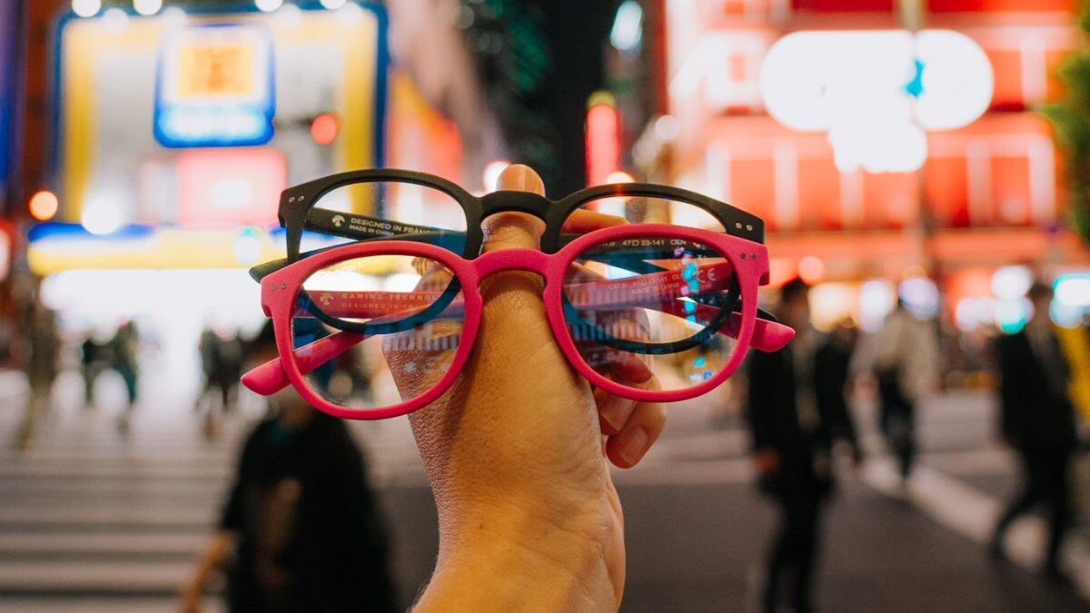 une femme tenant deux lunettes Horus X
