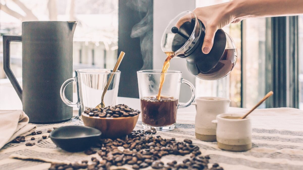 une femme versant du café dans une tasse