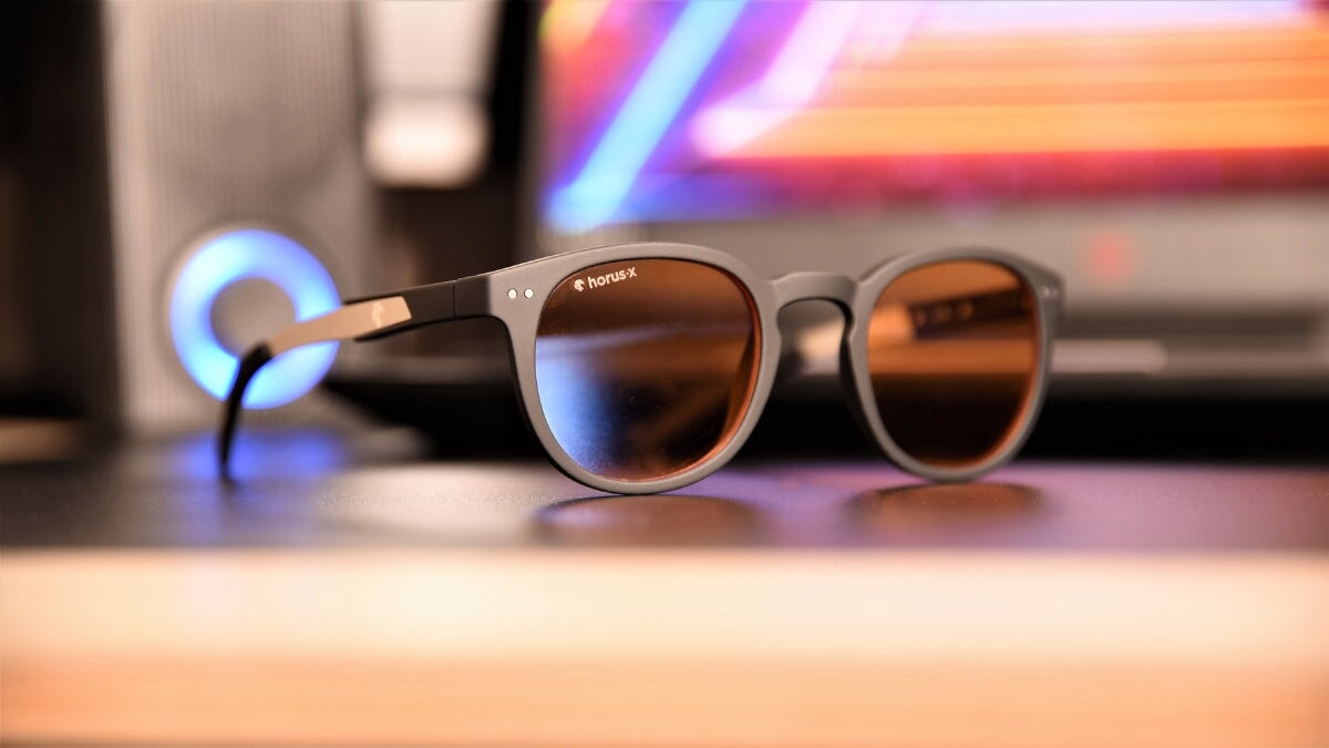 une paire de lunettes Horus X sur un ordinateur portable