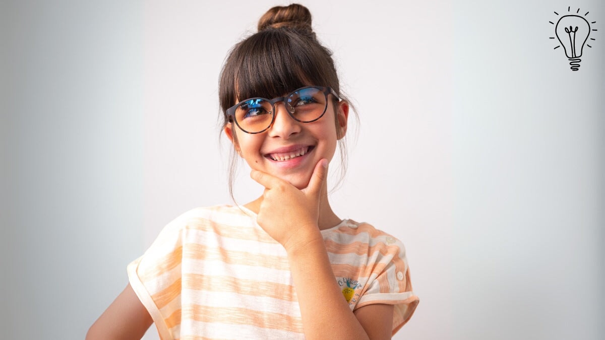 une petite fille portant des lunettes Horus X