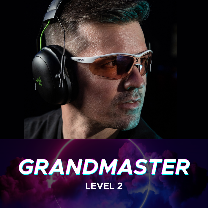Gamer portant un casque audio et des lunettes Esport anti lumière bleue 