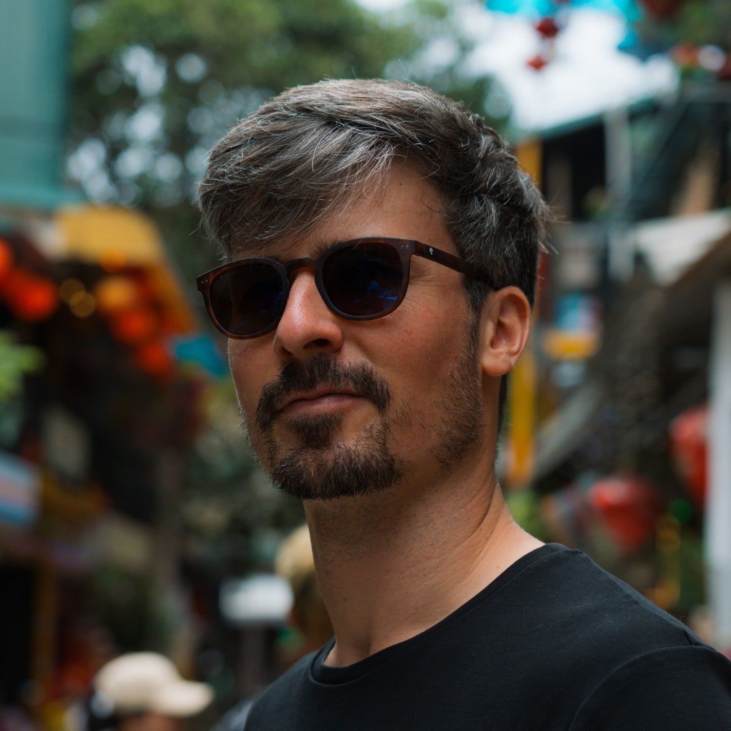 Notre cofondateur Paul porte les lunettes de soleil stockholm dans une rue de Hanoi