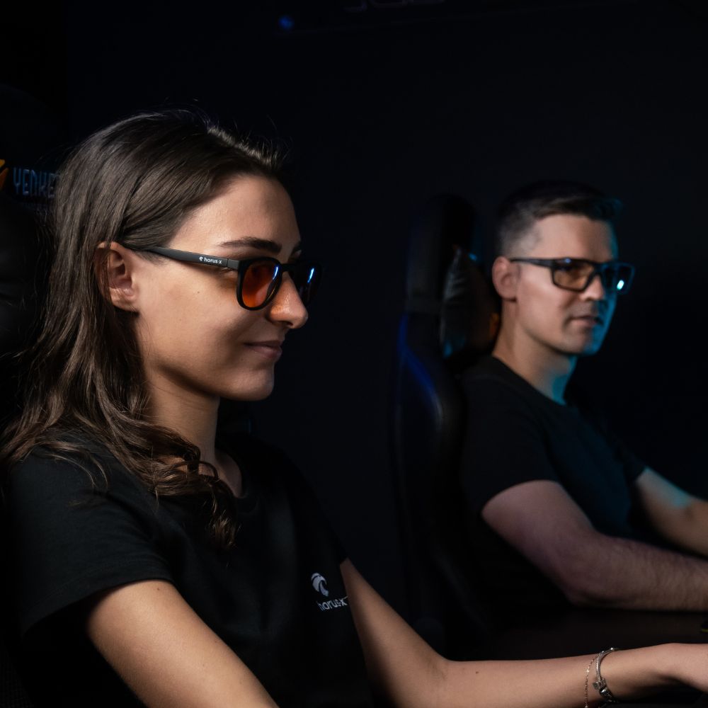 jeune femme qui porte des lunettes gamer rondes urban en train de jouer sur PC gaming