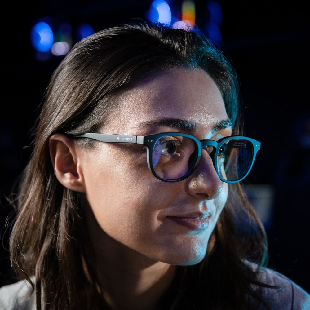 portrait jeune femme qui porte des lunettes gaming rondes urban horus x sur fond noir